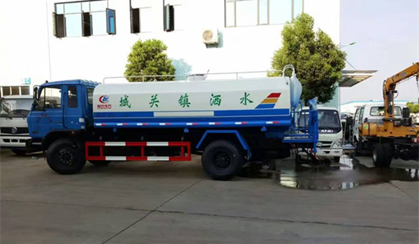 东风145洒水车